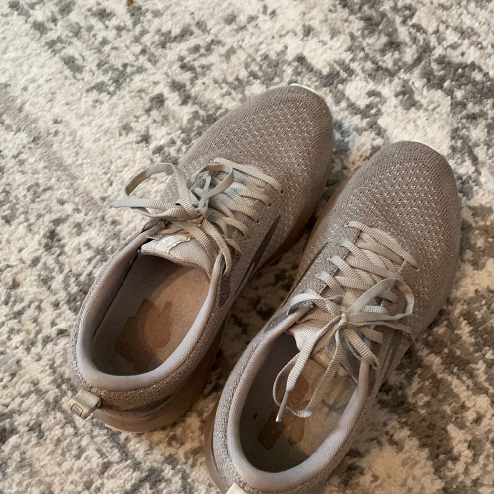 Brooks Revel 4.0 sneakers. In great condition!!! No odor, hardly worn.